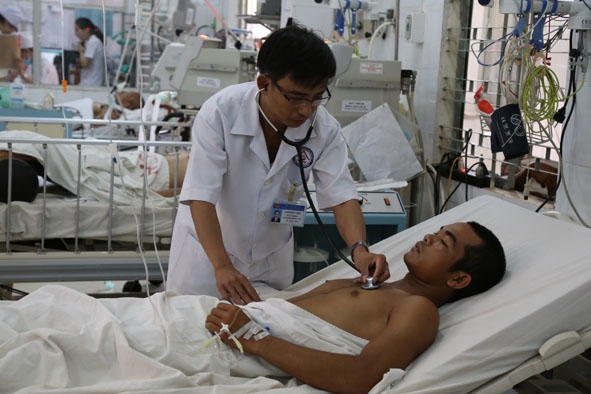 Bác sĩ Trịnh Hồng Nhựt đang khám cho bệnh nhân bị ngộ độc nấm điều trị tại Bệnh viện Đa khoa tỉnh.