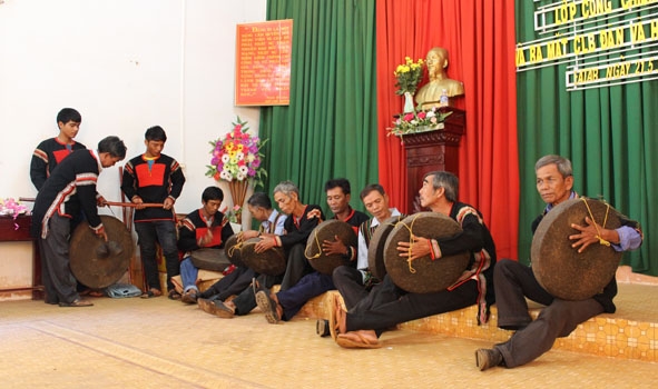 Các nghệ nhân đội chiêng xã Ea Tar (huyện Cư M'gar) tại một lớp truyền dạy cồng chiêng.