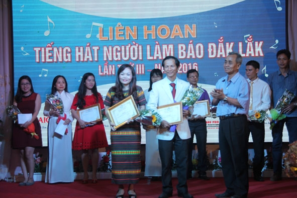 Ban tổ chức trao giải Nhất cho các nhà báo đến từ Đài PT-TH Đắk Lắk và Đài Tiếng nói Việt Nam. Ảnh: Nguyên Hoa