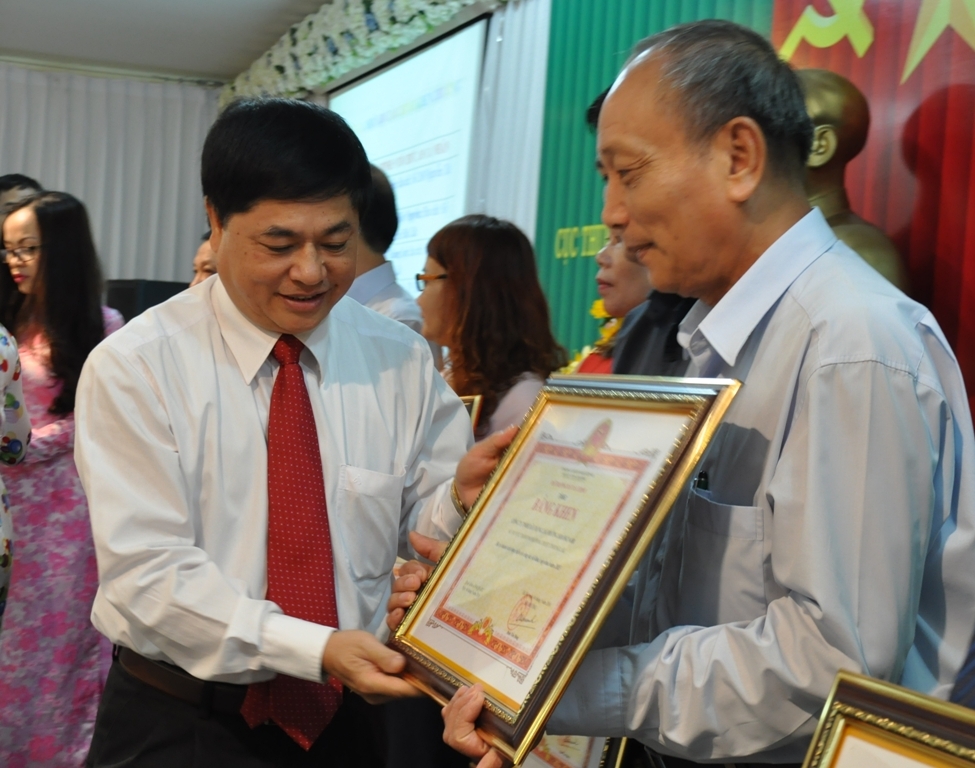Phó Bí thư Thường trực Tỉnh ủy Phạm Minh Tấn trao Bằng khen của Bộ Tài Chính cho các tổ chức có thành tích xuất sắc trong việc thực hiện nghĩa vụ thuế năm 2015
