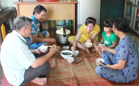 Bữa cơm sum họp ấm áp yêu thương của gia đình ông Cao Mạnh Khả (xã Quảng Tiến, huyện Cư M’gar)