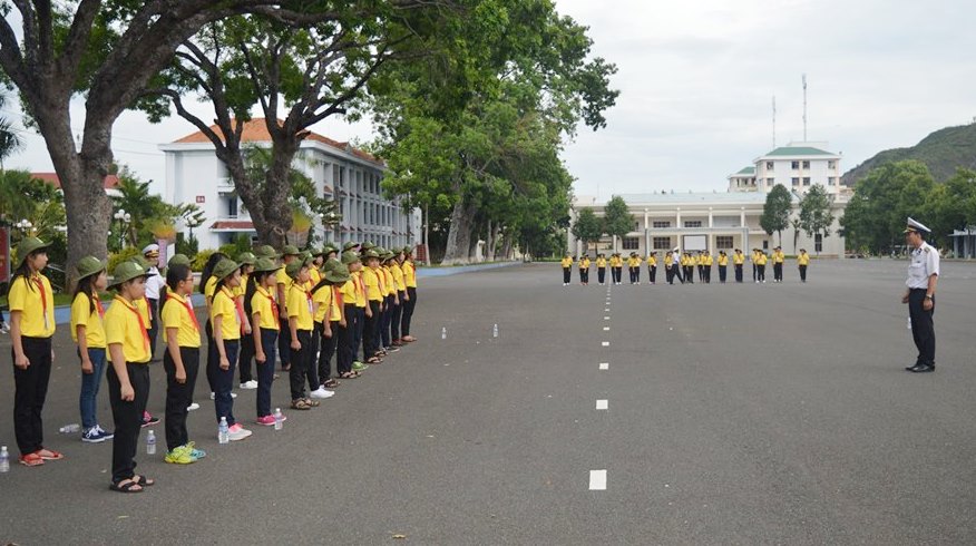 Các học viên tham gia học Điều lệnh Hải quân nhân dân Việt Nam
