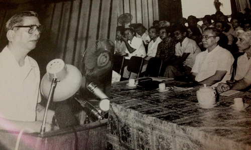 Tổng Bí thư Nguyễn Văn Linh nói chuyện với các nhà báo nhân kỷ niệm lần thứ 65  Ngày báo chí cách mạng Việt Nam năm 1990. (Ảnh tư liệu)