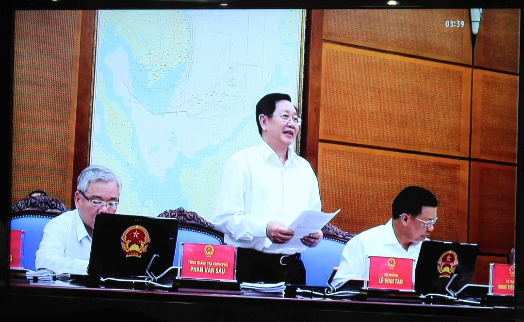 Đại diện Bộ phát biểu tại phiên họp (ảnh chụp qua màn hình). Ảnh: Hoàng Gia