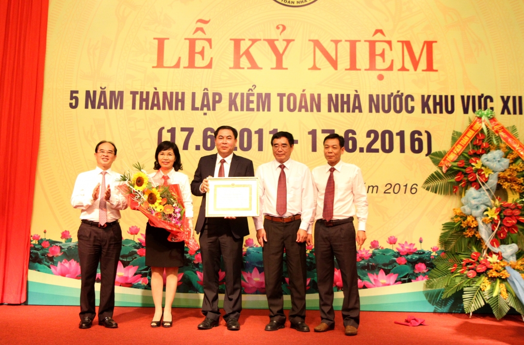 Thừa ủy quyền Tổng KTNN, ông Nguyễn Quang Thành, Phó Tổng KTNN trao bằng khen tặng KTNN Khu vực XII