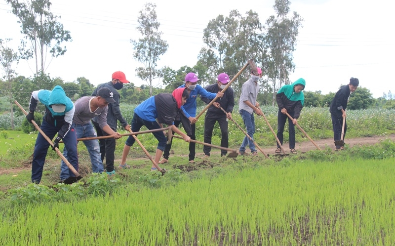 Đoàn viên thanh niên huyện Krông Pắc tham gia nạo vét kênh mương