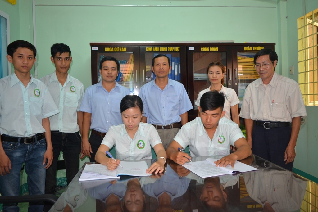 Học sinh Trường Trung cấp Đắk Lắk ký cam kết “Không vi phạm pháp luật” năm học 2015-2016.