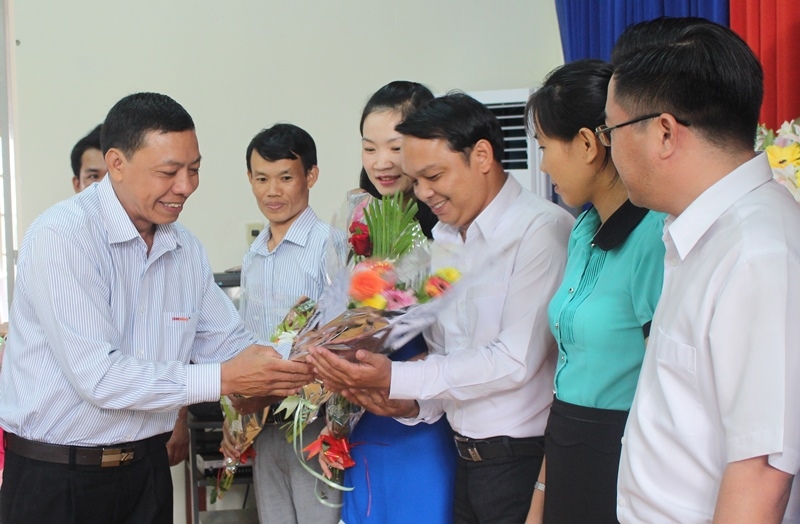 Chủ tịch Hội Nông dân tỉnh Nguyễn Văn Tư tặng hoa cho Ban Chấp hành bầu bổ sung tại hội nghị