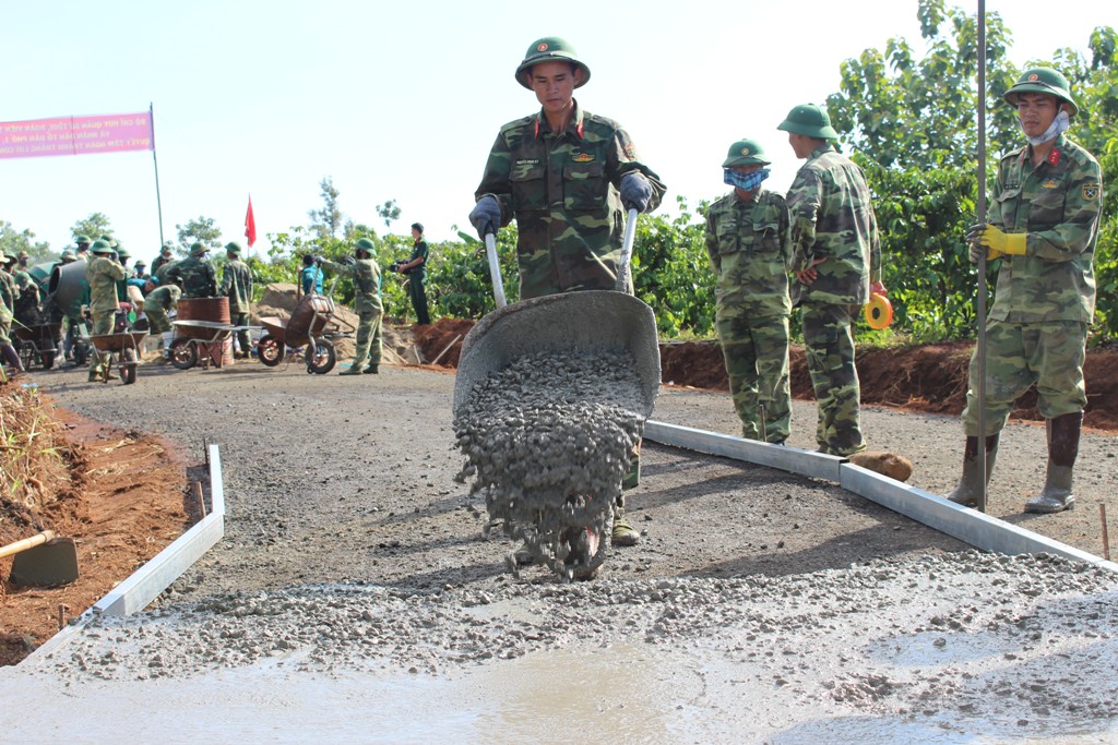 Cán bộ, chiến sĩ Bộ Chỉ huy Quân sự tỉnh chung sức xây dựng đường giao thông nông thôn ở phường Khánh Xuân.