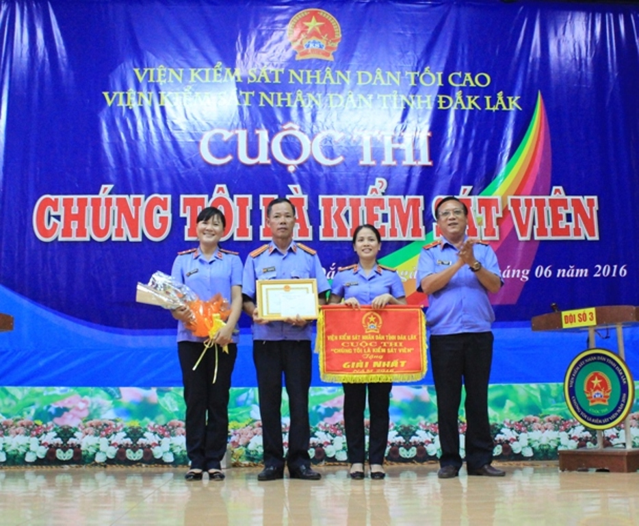 Viện trưởng Viện KSND tỉnh Trần Đình Sơn trao giải Nhất cho đội thi liên quân.