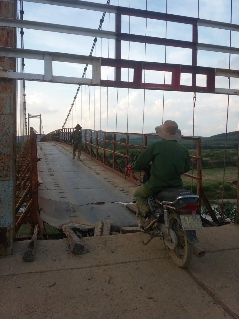 Cầu treo dân sinh buôn Tliêr, xã Hòa Phong (huyện Krông Bông) đã xuống cấp.