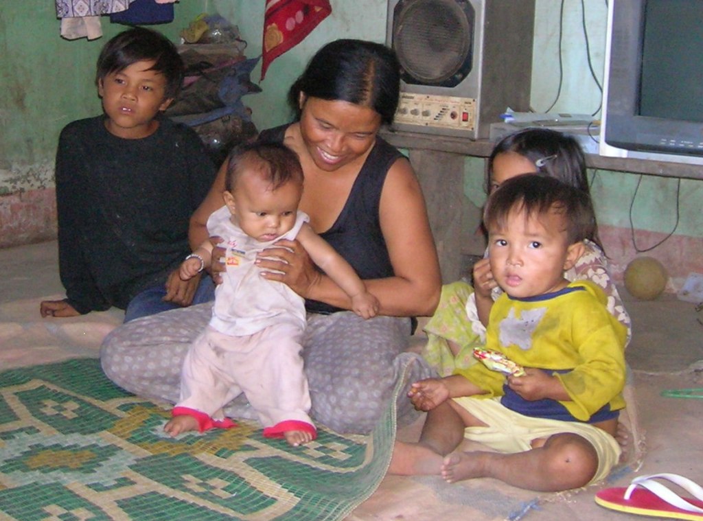 Lấy chồng sớm, đẻ nhiều, đẻ dày dẫn đến cuộc sống nghèo khó của nhiều phụ nữ  ở buôn Kon Wang, xã Ea Yiêng (huyện Krông Pắc).