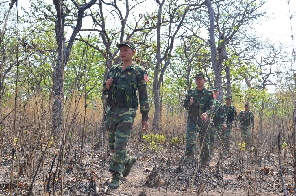 Thượng úy Nguyễn Quý Sang (đi đầu) và đội tuần tra Đồn  biên phòng Cửa khẩu Đắk Ruê thực hiện nhiệm vụ tuần tra biên giới. 