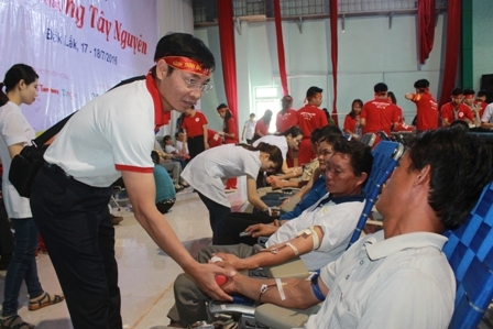 Ông Lê Lâm thăm hỏi người dân khi tham gia hiến máu tình nguyện
