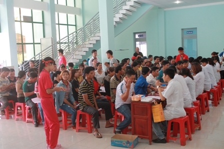 Đông đảo các tầng lớp nhân dân trên địa bàn huyện Krông Pắc tham gia hiến máu trong Ngày hội 