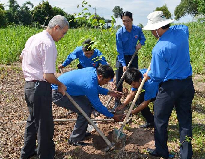 Các đại biểu và đoàn viên thanh niên trồng cây xanh tại