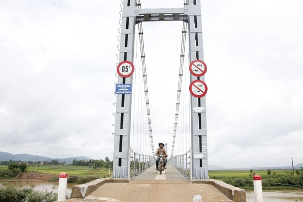 Cầu Ea Chai hoàn thành, tạo điều kiện thuận lợi cho người dân đi lại.