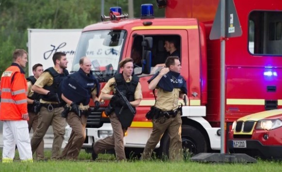 Cảnh sát có vũ trang của Đức xuất hiện tại hiện trường vụ xả súng ở Munich. (Nguồn: Washington Post)