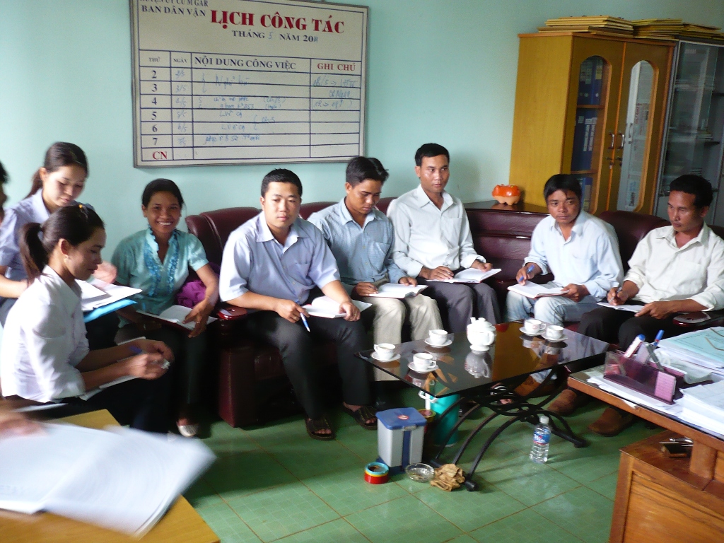 Cán bộ, đảng viên Ban Dân vận Huyện ủy Cư M'gar họp giao ban triển khai nhiệm vụ chuyên môn.