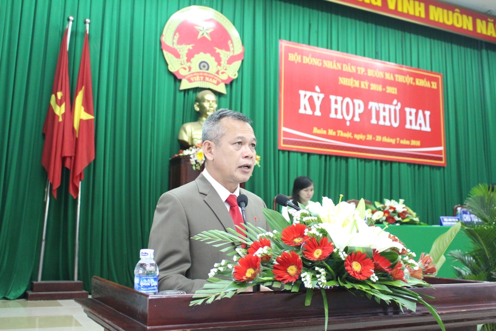 Phó Bí thư Thành ủy, Chủ tịch HĐND TP. Buôn Ma Thuột phát biểu tại kỳ họp.