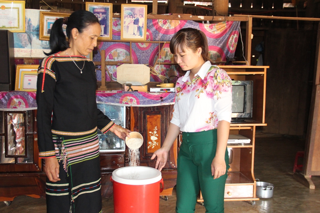 Hội viên phụ nữ xã Ea Nuôl tiết kiệm gạo giúp người nghèo.