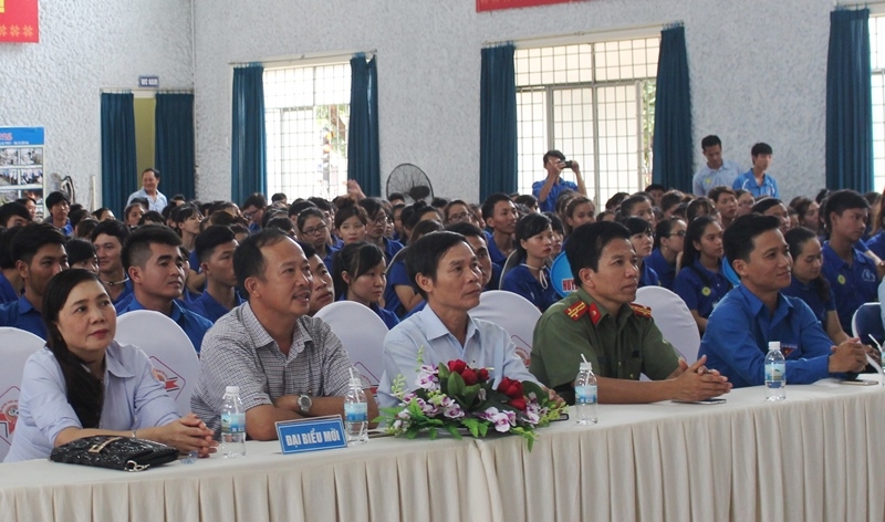 Các đại biểu và thanh niên tình nguyện tham dự Lễ hội quân