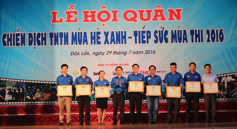 Đại diện Hội LHTN Việt Nam tỉnh tặng Giấy khen cho các tập thể xuất sắc