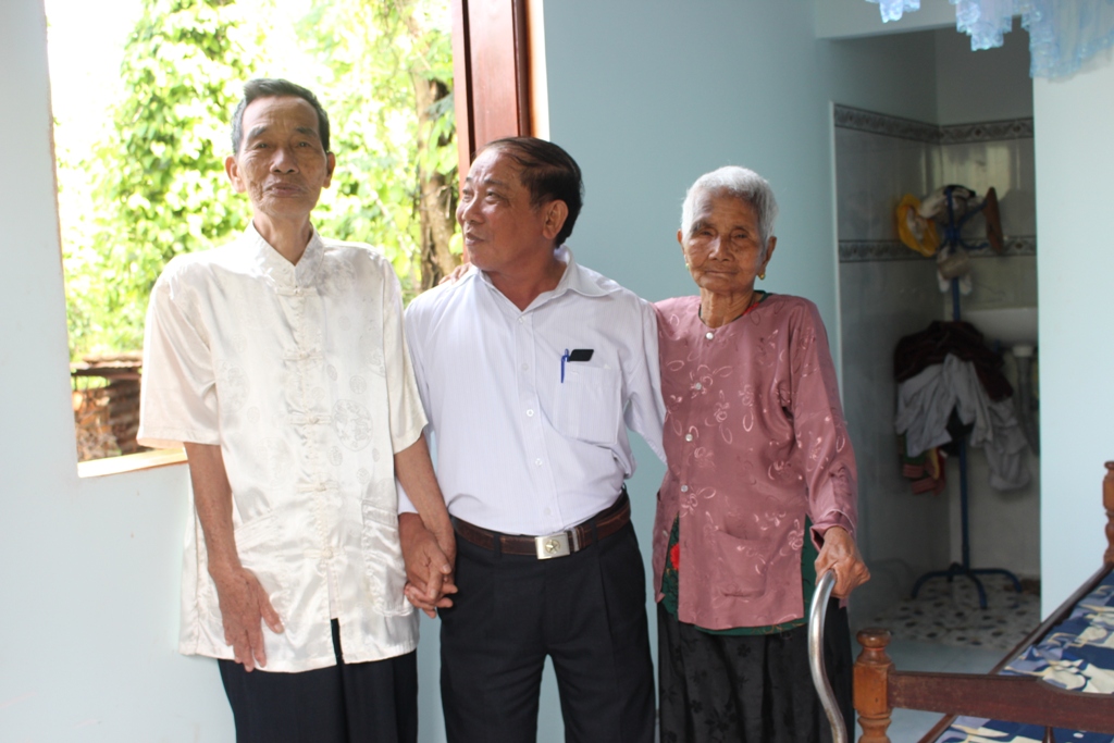 Đại diện Hội CCB xã Hòa Xuân (ở giữa) đến thăm và chúc mừng vợ chồng CCB Nguyễn Văn Danh có ngôi nhà mới.