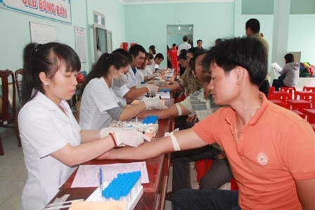Đông đảo người dân huyện Krông Pắc  tham gia hiến máu tình nguyện khi Hành trình Đỏ dừng chân tại Đắk Lắk. 