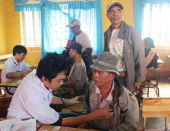 Các bác sĩ khám bệnh cho người dân tại xã Cư Né.