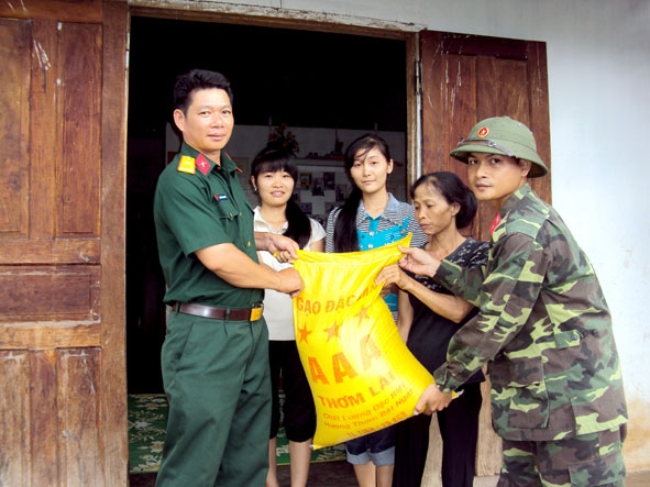 Gia đình bà Lê Thị Đội nhận gạo hỗ trợ của Tiểu đoàn 303.