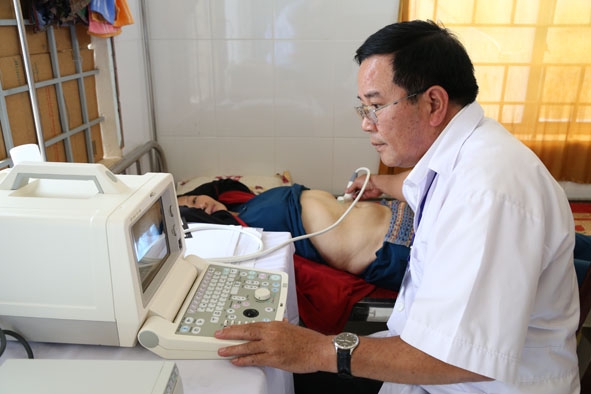 Bác sĩ Trạm Y tế xã Yang Reh đang siêu âm cho bệnh nhân.