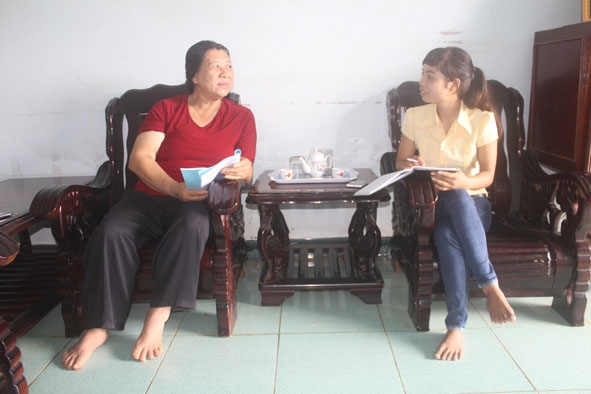 Bà Hồng (trái) đang trao đổi công việc với cán bộ Hội Phụ nữ xã Ea Nuôl.