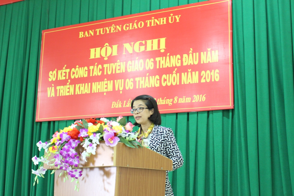 Ủy viên Ban Thường vụ Tỉnh ủy, Trưởng Ban Tuyên giáo Tỉnh ủy Huỳnh Thị Chiến Hòa phát biểu tại hội nghị.
