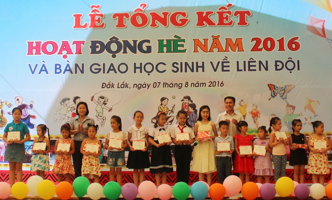 Đại diện Nhà Văn hóa Thanh thiếu nhi tỉnh trao Giấy chứng nhận cho các học viên có thành tích xuất sắc