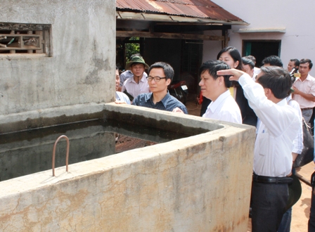 ...và kiểm tra thực tế về phòng chống SXH tại một hộ dân trên địa bàn xã Hòa Thuận (TP. Buôn Ma Thuột)