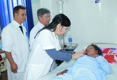 Bộ trưởng Bộ Y tế Nguyễn Thị Kim Tiến thăm người bệnh đang điều trị tại Bệnh viện Đa khoa TP. Buôn Ma Thuột.