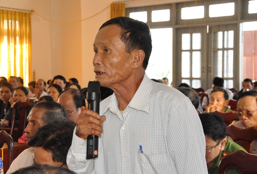 Cử tri Nguyễn Văn Cảnh (xã Đắk Liêng, huyện Lắk) trình bày ý kiến tại hội nghị