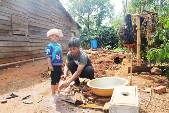 Nhờ chương trình mục tiêu quốc gia nước sạch và vệ sinh môi trường nông thôn, người dân buôn Knia 1, xã Ea Bar (Buôn Đôn) đã có nước sạch phục vụ đời sống sinh hoạt.