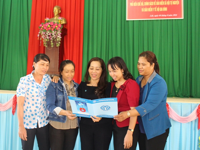 Phó Giám đốc BHXH tỉnh Nguyễn Thị Xuân (đứng giữa) tư vấn về chính sách BHXH tự nguyện 