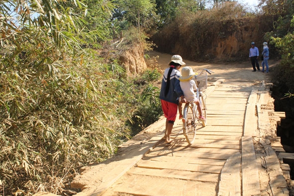 Cầu tạm bằng gỗ tại xã Cư Elang (huyện Ea Kar) không có tay vịn 2 bên, rất nguy hiểm cho người tham gia giao thông.