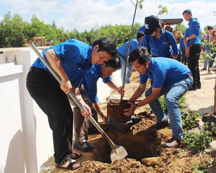 ĐVTN trồng cây xanh quanh khuôn viên Nhà sinh hoạt cộng đồng thôn 7