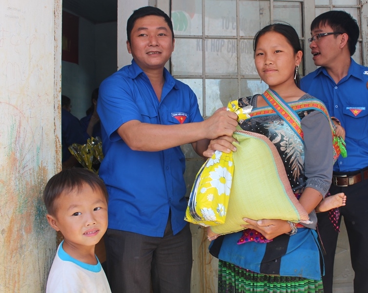 Bí Thư Chi đoàn Báo Đắk Lắk tặng quà cho các hộ gia đình khó khăn tại xã Cư K'róa