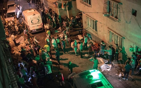 Hiện trường vụ đánh bom đám cưới ở Thổ Nhĩ Kỳ. Ảnh AFP