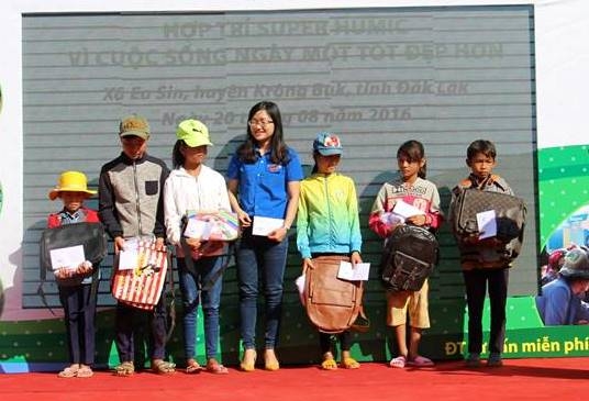Đại diện Huyện Đoàn Krông Búk trao quà và học bổng cho các em học sinh nghèo vượt khó