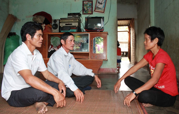 Cán bộ giảm nghèo xã Ea Trul và Ban tự quản buôn Ja thăm hỏi tình hình sử dụng vốn vay của gia đình chị H’Nut Niê.