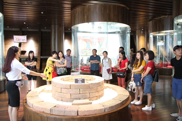 Tầng 2 của Bảo tàng trưng bày nhiều hiện vật về các thời kỳ lịch sử của vùng đất Quảng Ninh.
