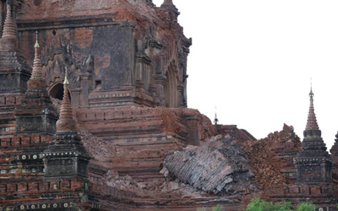 Một ngôi chùa cổ ở Bagan bị hư hại nặng sau động đất. (Ảnh: AFP)