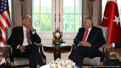 Phó Tổng thống Mỹ Joe Biden hội đàm với Thủ tướng Thổ Nhĩ Kỳ Binali Yildirim. Ảnh: Reuters