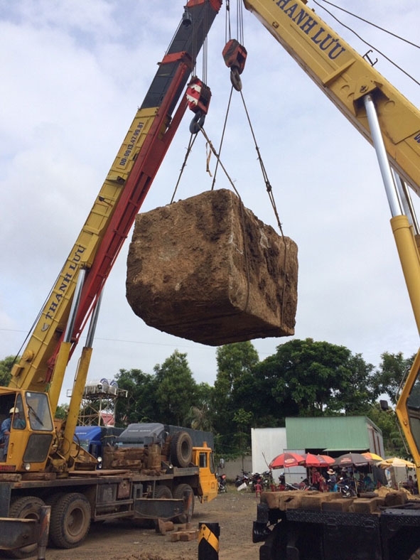 Hạ tải đá nguyên khối của một phương tiện chở quá tải trọng thiết kế và tải trọng cầu trên 100%.